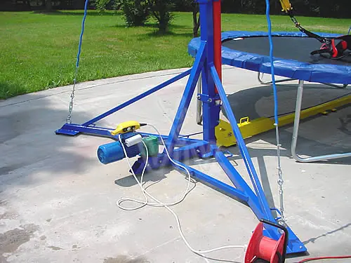 Single bungee mechanical attraction product photo